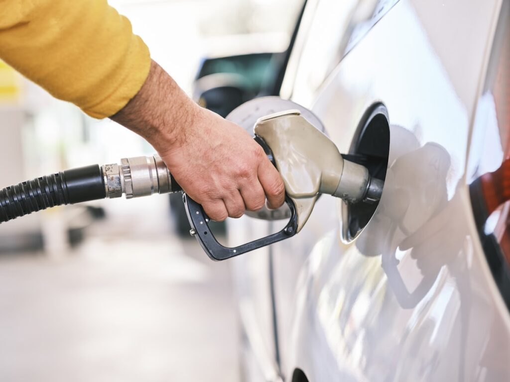 ガソリンスタンドで給油する様子