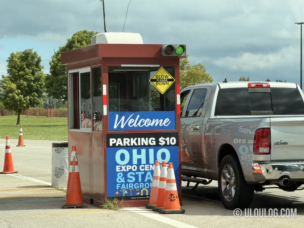 オハイオステートフェアの駐車場ゲート。PARKING $10の看板が出ている