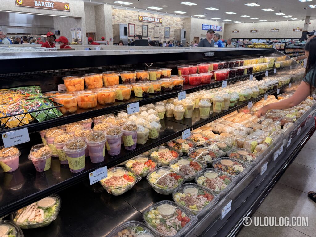 サラダや朝食系パックの売り場