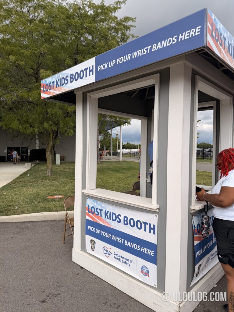 入り口近くのLost Kids Booth。子供用の迷子リストバンドを無料で配っている小屋