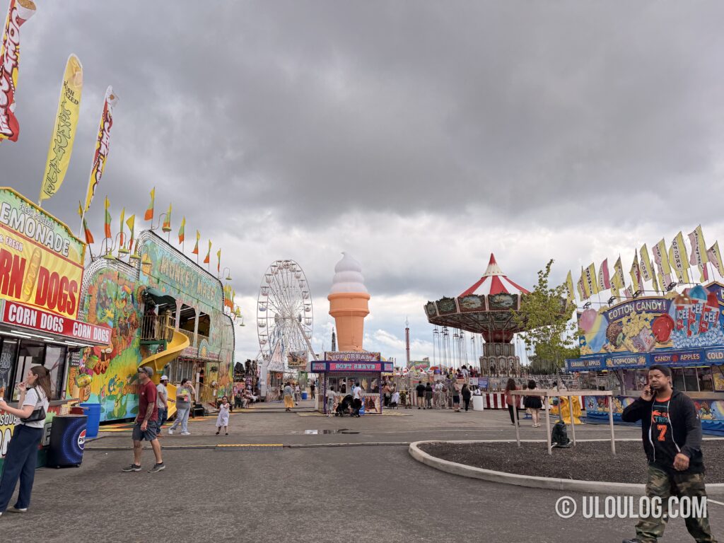 コーンドッグの屋台や観覧車、ライドが並ぶオハイオステートフェアの会場全景