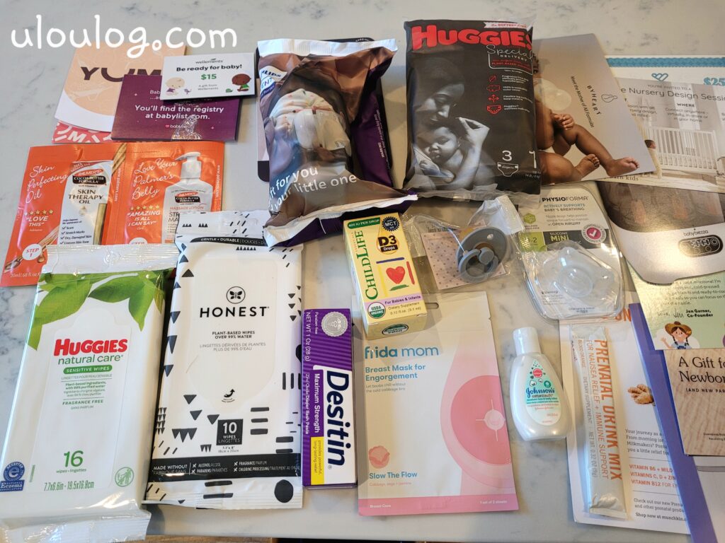 BabylistのHello Babyボックスの中身。哺乳瓶やおしゃぶりなどのベビー用品サンプル